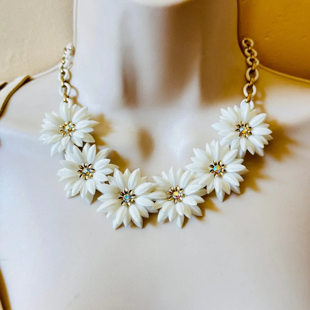 VtG Daisy Flower Necklace Aurora Borealis Crystal Faceted‎ Celluloid 60s Chunky